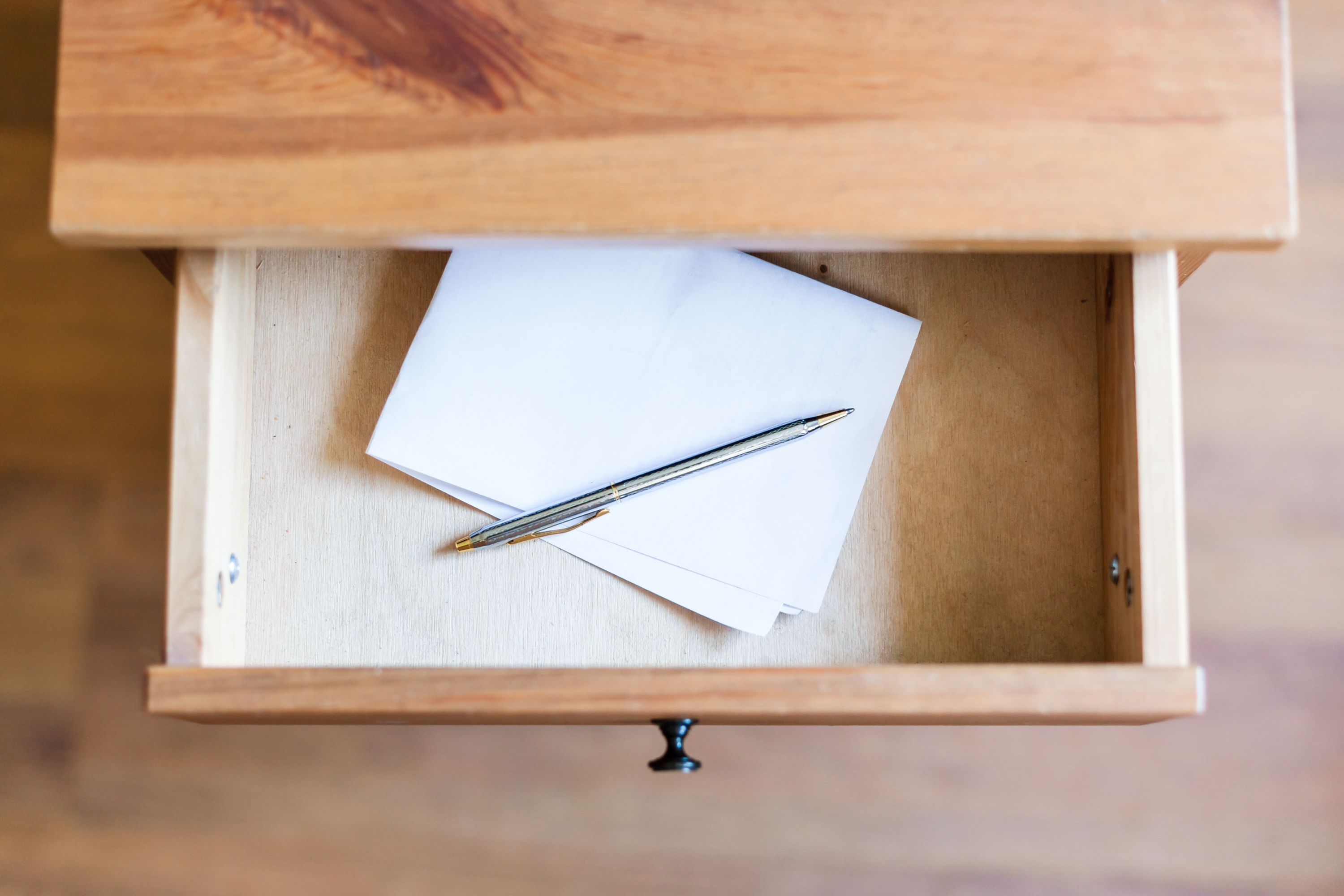 5 signs for picking a bottom drawer stock